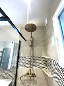 Réalisation d’une douche à l’italienne. Une salle d’eau lumineuse moderne