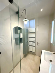 Réalisation d’une douche à l’italienne. Une salle d’eau lumineuse moderne