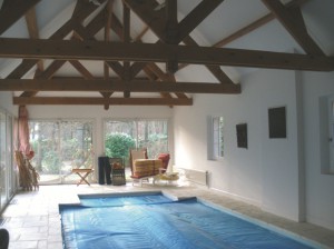 Aménagement d'une piscine couverte en pièce à vivre