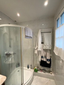 Repenser les volumes d’une salle de bain avec un dressing pour  Monsieur et Madame
