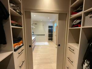 Repenser les volumes d’une salle de bain avec un dressing pour  Monsieur et Madame