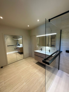 Repenser les volumes d’une salle de bain avec un dressing pour  Monsieur et Madame