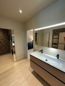 Repenser les volumes d’une salle de bain avec un dressing pour  Monsieur et Madame