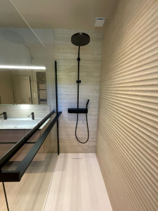 Repenser les volumes d’une salle de bain avec un dressing pour  Monsieur et Madame